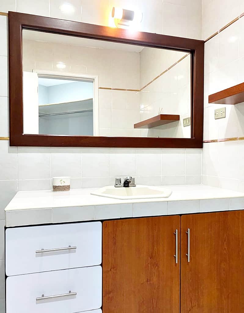 espejo y lavamanos en baño iluminado